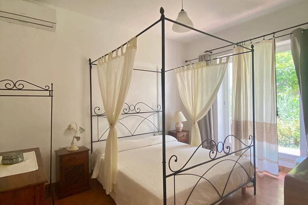 Foto 4 von 24: Wohnung für 4 Personen mit Blick auf den Strand mit Garten