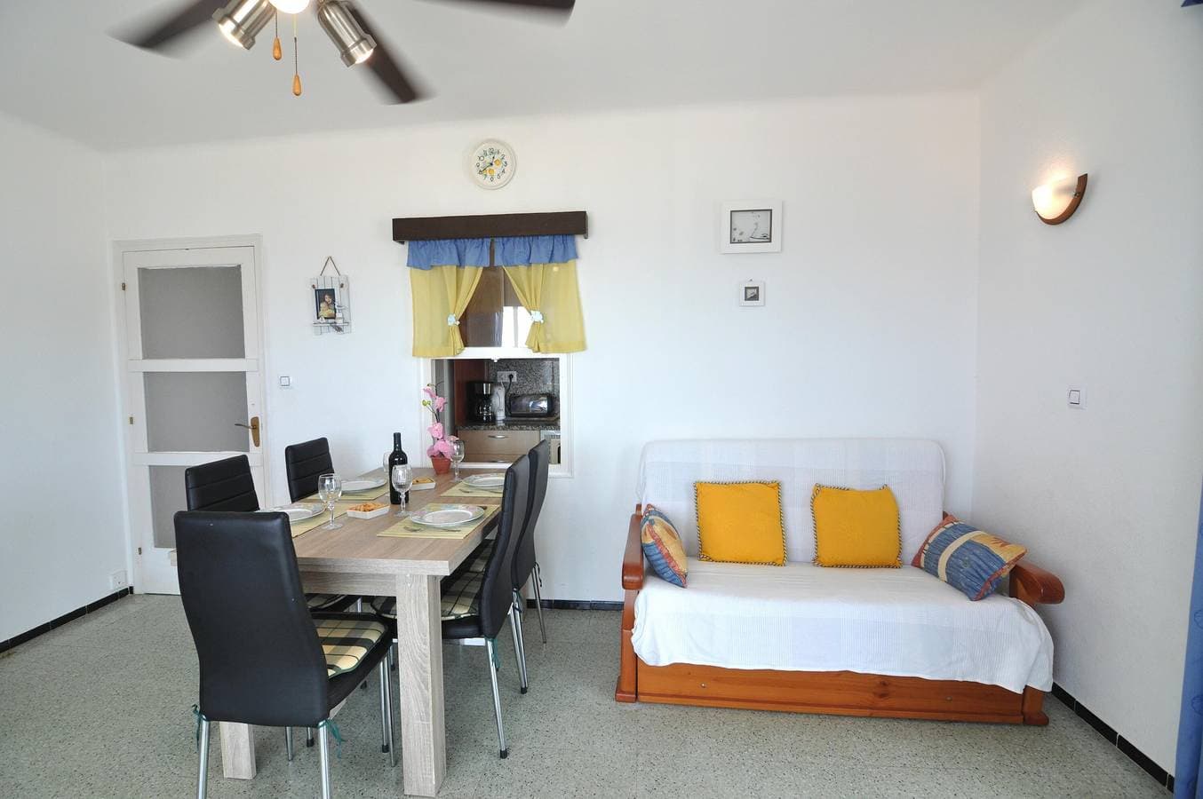 Foto 6 von 38: Charmante Wohnung zur Miete in Roses, Costa Brava! Ideal für 5 Personen, nur 10 Meter vom Strand entfernt. Buchen Sie jetzt!