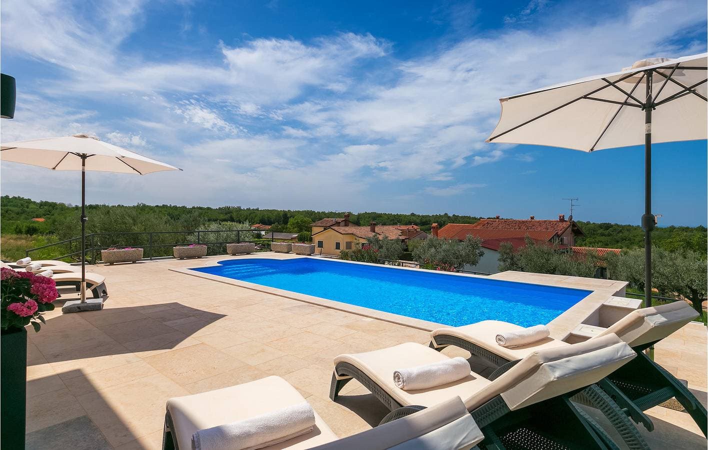 Foto 12 von 61: Charmante 2-Zimmer-Wohnung mit Pool, Parkplatz und WLAN