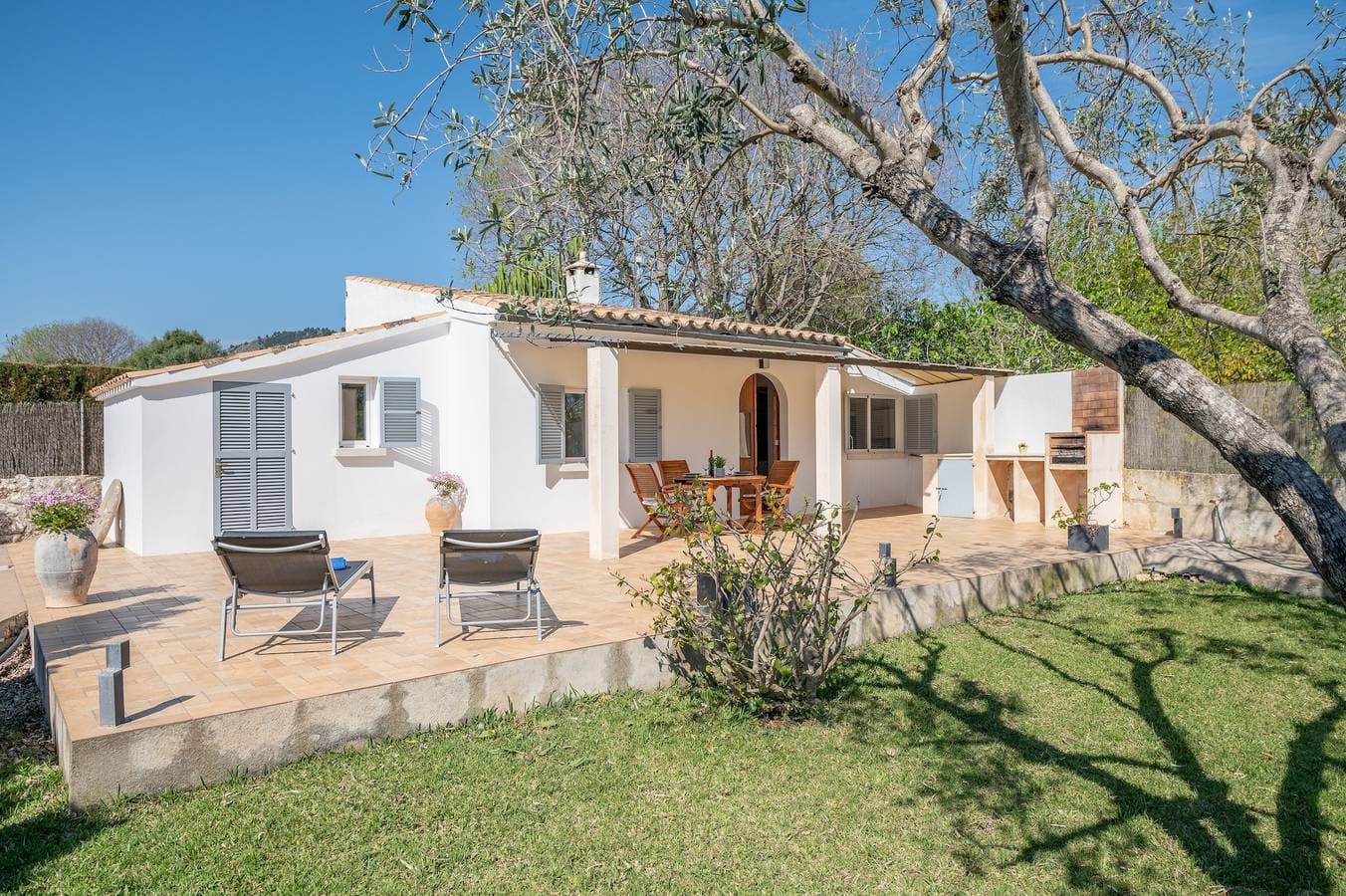 Foto 2 von 24: Ferienhaus Ses Oliveres mit Bergblick, WLAN, Klimaanlage, Terrassen und Garten