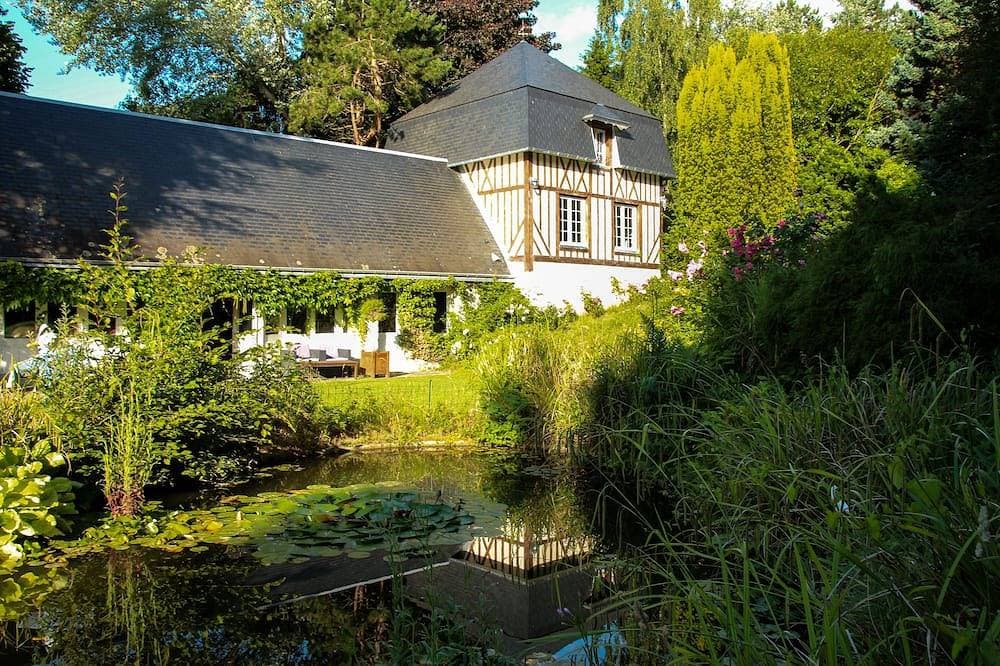 Foto 7 von 28: Der Turm von La Mare aux Loups zwischen Meer und Wald