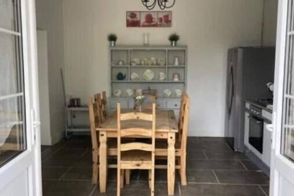 Foto 5 von 9: 5 Bedroom Gite, Family Friendly, pet Friendly Relaxing Stay.