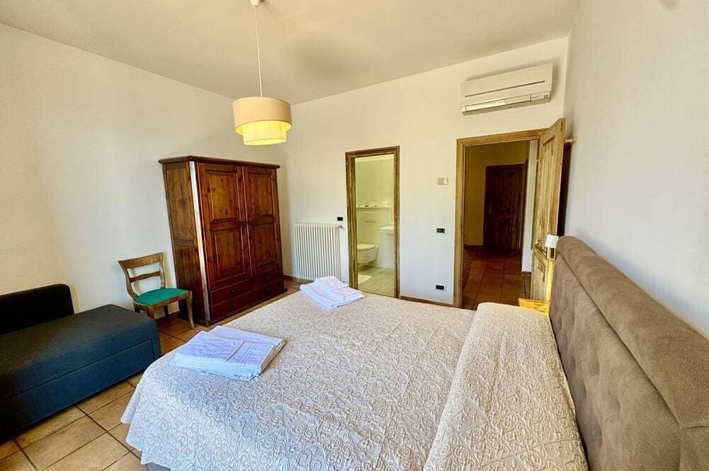 Foto 4 von 30: Casa Ella is a beautifully very spacious family home with a private parking for a medium car situated in the heart of the town of Praiano, Vettica side, close to most restaurants, bars and food stores of Praiano. Containing three comfortable and spacious
