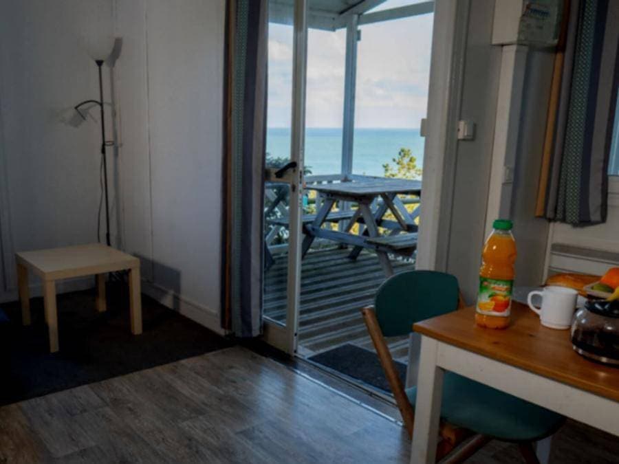 Foto 4 von 40: Camping Village de Reneville - Chalet 2 personen - Chalet Komfort - 20m² - 1 Zimmer