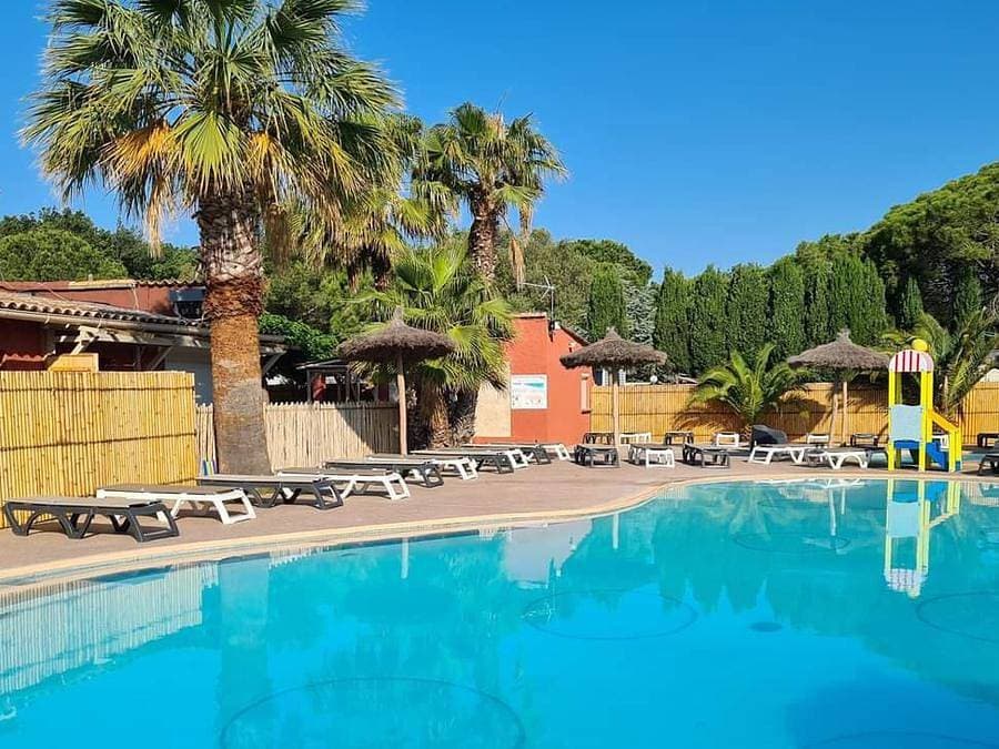 Foto 4 von 35: Flower Camping Orly d'Azur - Mobilheim 4 personen - Mobilheim Aglandau Confort 20m² - 1 Schlafzimmer - halbüberdachte Terrasse -.