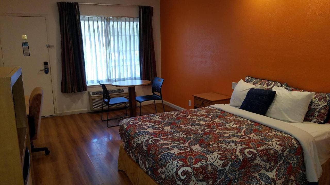 Foto 2 von 13: Double Room with Two Double Beds - Smoking