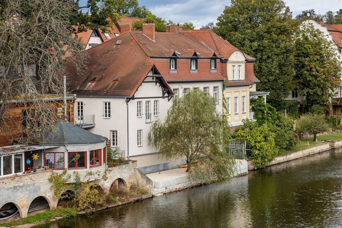 Foto 2 von 30: Ferienwohnung 'Saale Fewo Mit Burgblick' mit Seeblick, Gemeinschaftsgarten und Wi-Fi