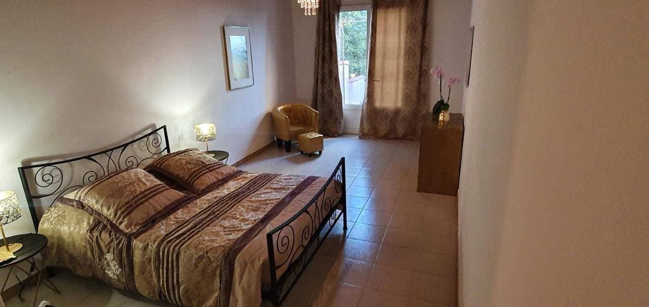 Foto 2 von 12: Double Room with Private Bathroom