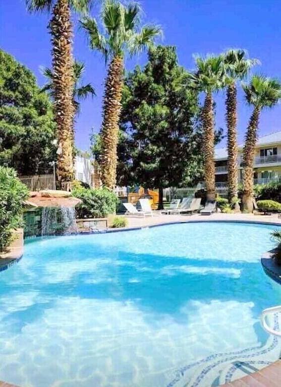 Foto 11 von 31: Extra großes 1 Schlafzimmer mit Zugang zu den Pools des Las Palmas Resort.