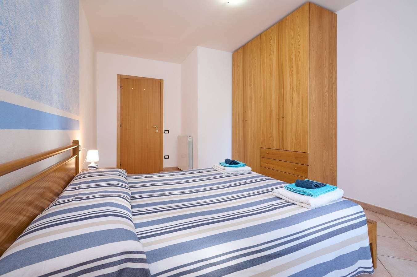 Foto 7 von 26: Ferienwohnung "Blu" mit Meerblick, Gemeinschaftspool und WLAN
