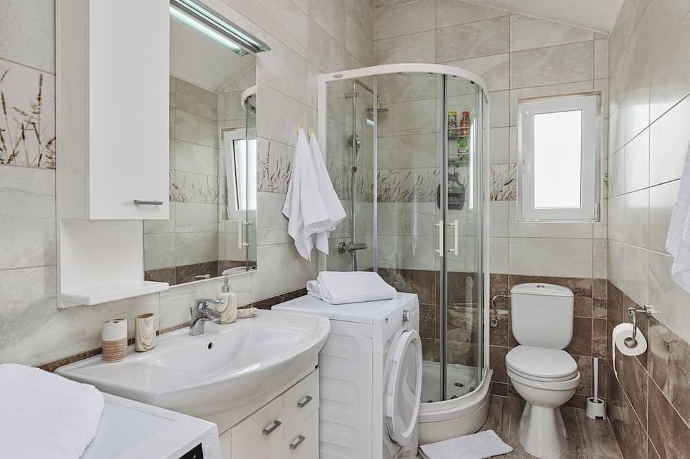 Foto 10 von 30: ❤️Bayview Tivat 2-bedroom Apartment| Seaview| Parking| Fast WIFI| 72m² Equipped