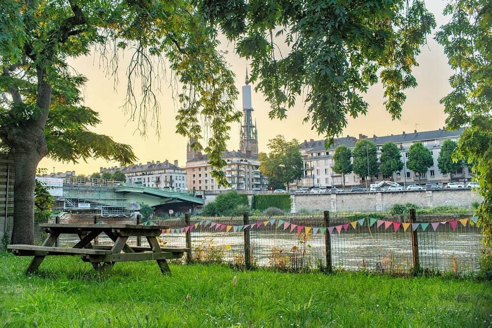 Apt with garden and parking on the banks of the Seine in front of the cathedral 1
