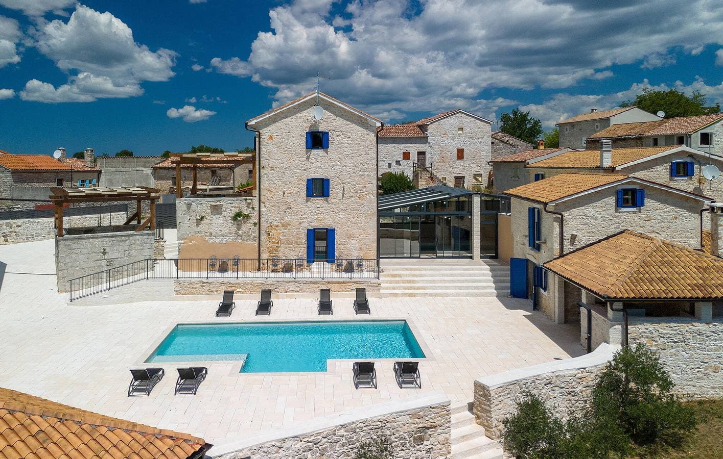 Gemütliche 1-Zimmer-Wohnung mit Pool, Terrasse und WLAN 1