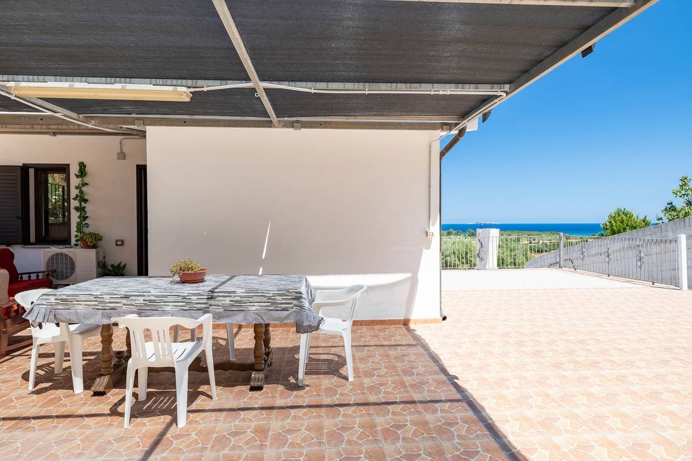 Foto 3 von 21: Haustierfreundliches Ferienhaus Vista Mare mit Meerblick, Garten und WLAN