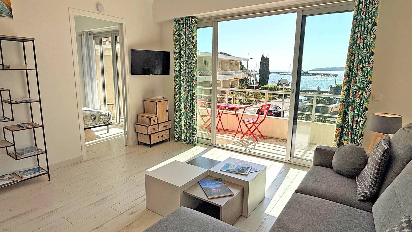 Foto 5 von 13: Apartment T2 - 4 Personen - Stadtzentrum und Strand - Meerblick - Klimaanlage - WiFi - Sainte-Maxime