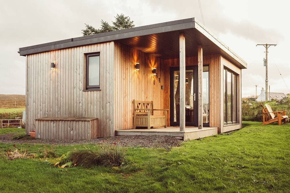 Luxury self-catering cabin - panoramic mountain views, short walk from the beach 1