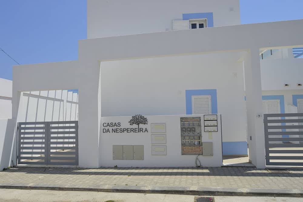 New villa very close to the beach, complete 1