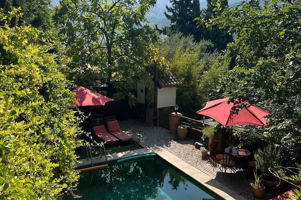Doppelzimmer mit Bad in einem gemütlichen Gästehaus in einem kleinen Dorf 1