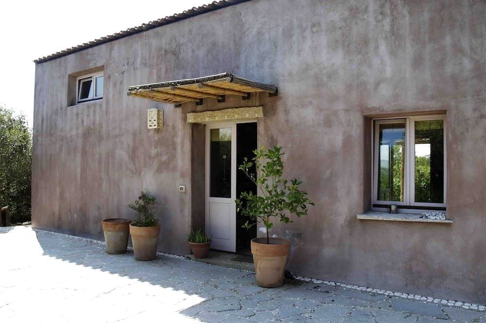 Foto 8 von 22: Ganz besonderes Ferienhaus in einer ländlichen Landschaft, umgeben von alten Felsen