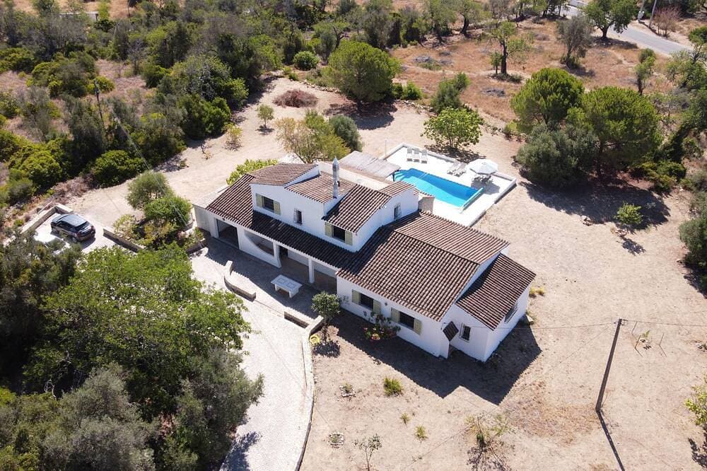 Wunderschöne Villa mit 5 Schlafzimmern, 4 Bädern, absolute Ruhe, tolle Aussicht, sehr gut gelegen 1