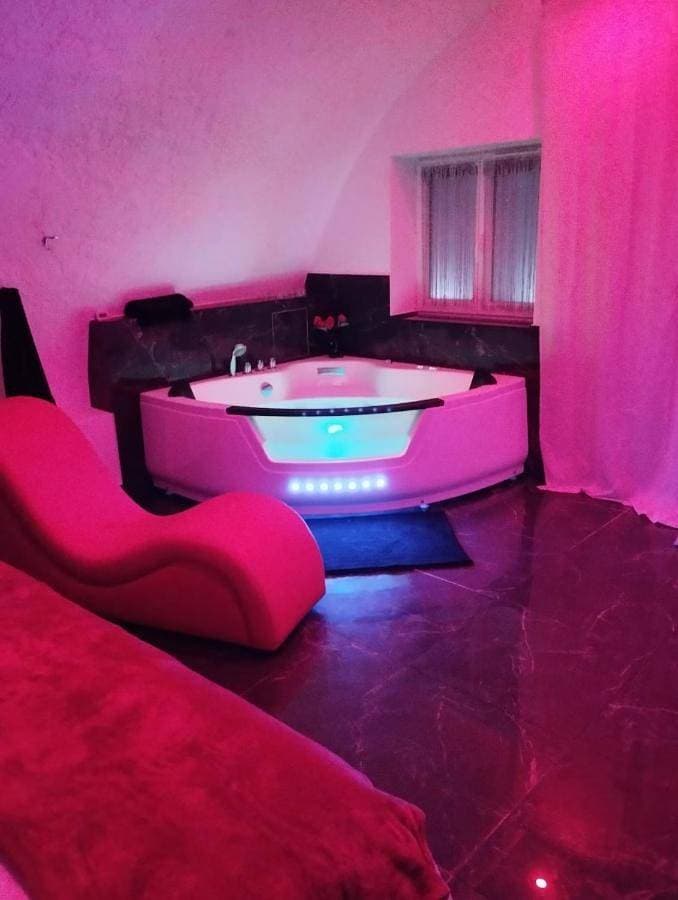 Foto 4 von 7: Queen Suite with Spa Bath