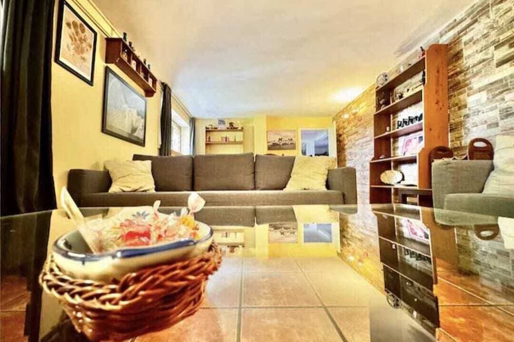 Foto 10 von 27: Abantos-the house in Galapagar. Apartment with direct access to the pool and lawn