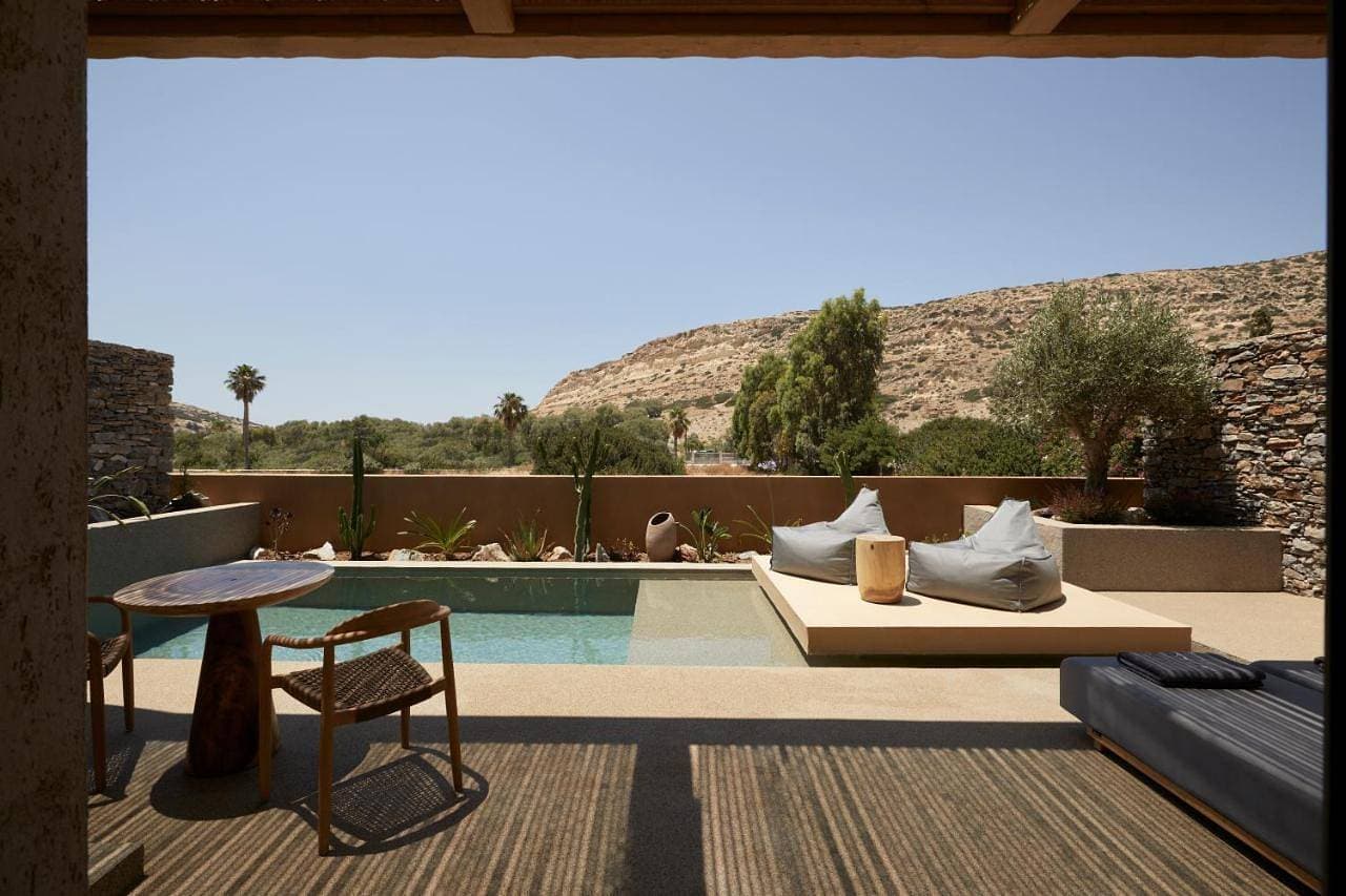 Foto 4 von 13: Stylish Suite with Jacuzzi & Access to Shared Heated Pool (Upper Floor)