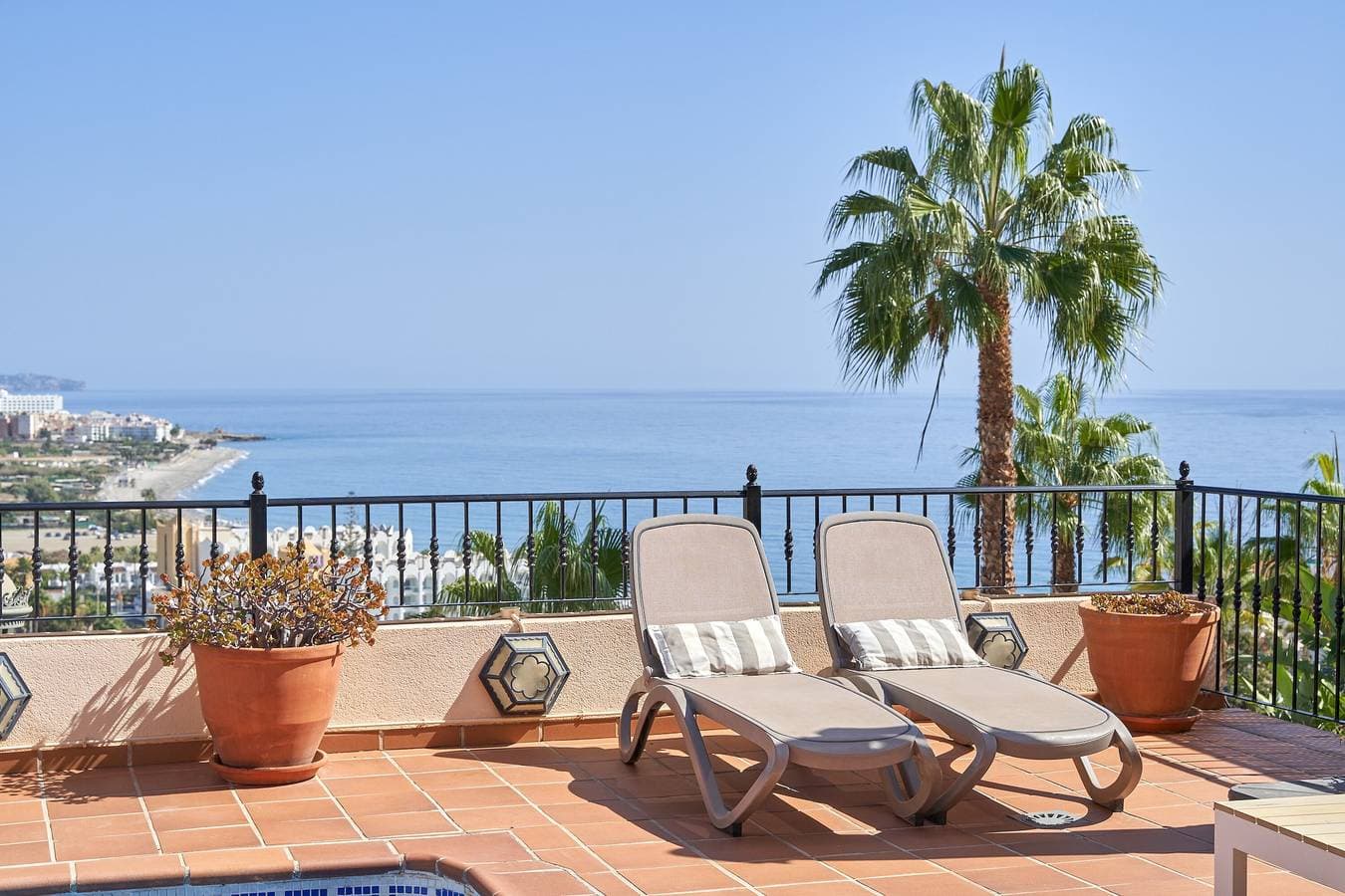 Foto 2 von 42: Frisch renovierte Luxusvilla mit Panoramablick, privatem Pool & fußläufig zum Strand