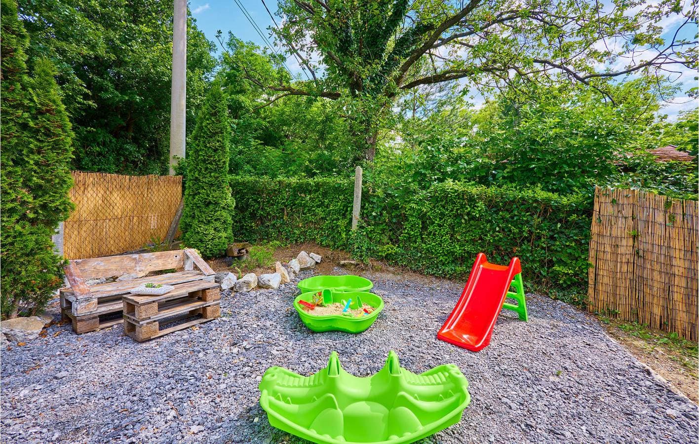 Foto 13 von 22: Charmante 76 m² große Wohnung mit WLAN, Pool, Terrasse und Grill
