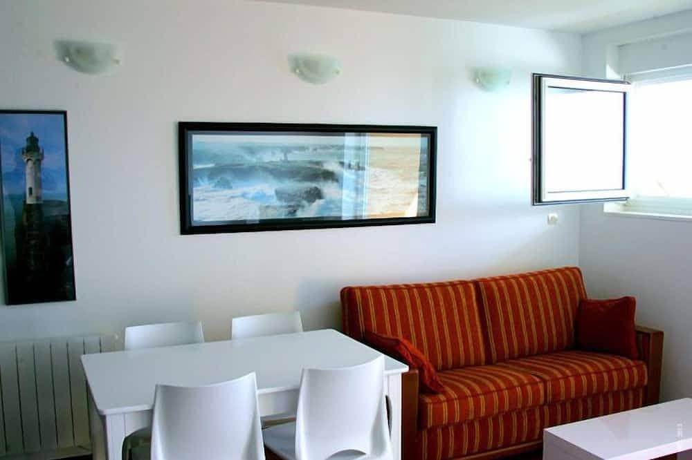 Foto 6 von 21: Voll ausgestattetes Studio mit Balkon, Blick auf das Meer, den Yachthafen und die Stadt