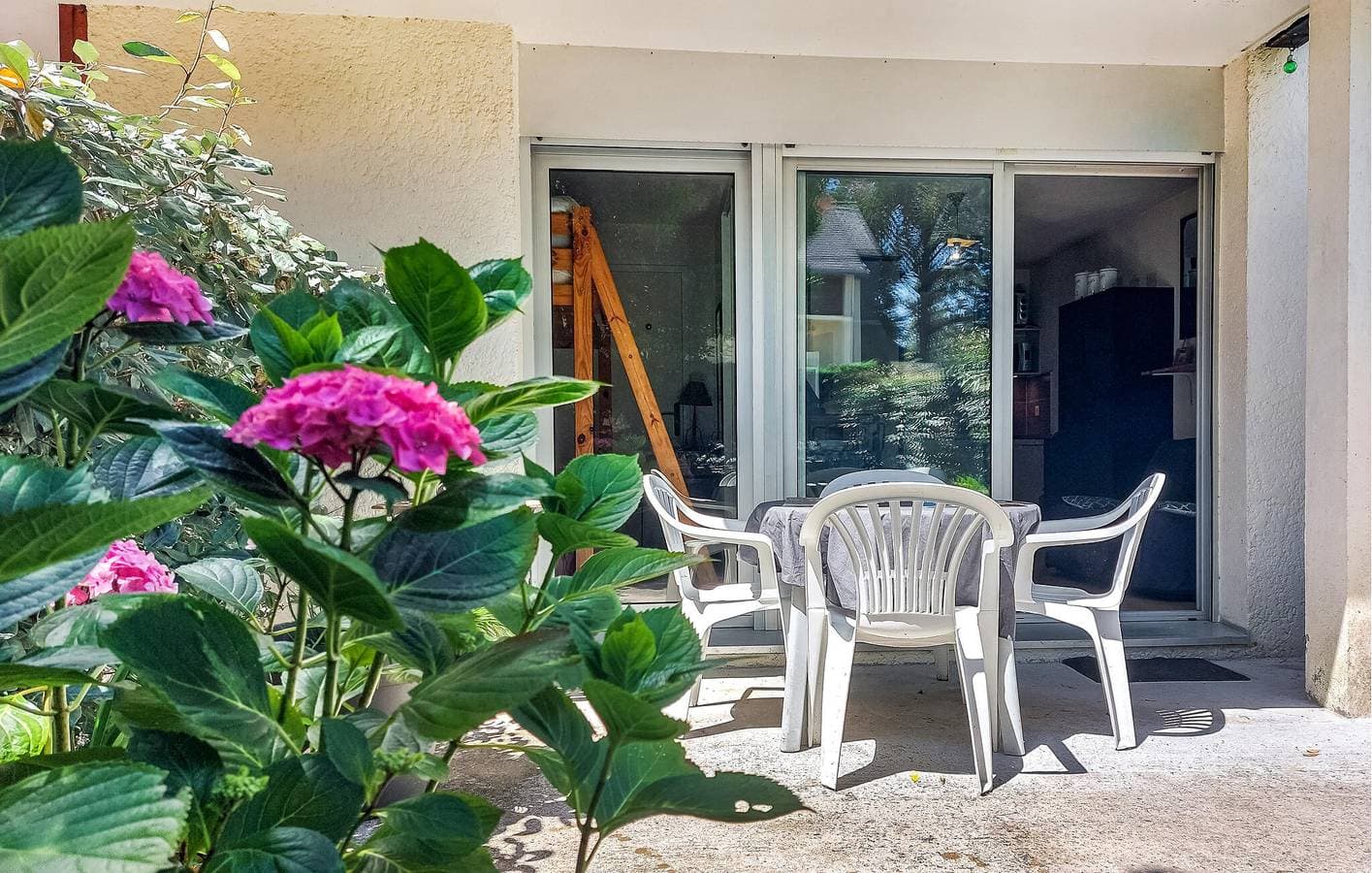 Foto 4 von 13: Rückzugsort am Strand mit Garten und Parkplatz