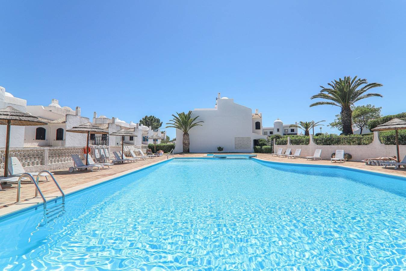 Foto 5 von 28: Villa 'Mourisca' mit Gemeinschaftspool, privatem Garten und WLAN
