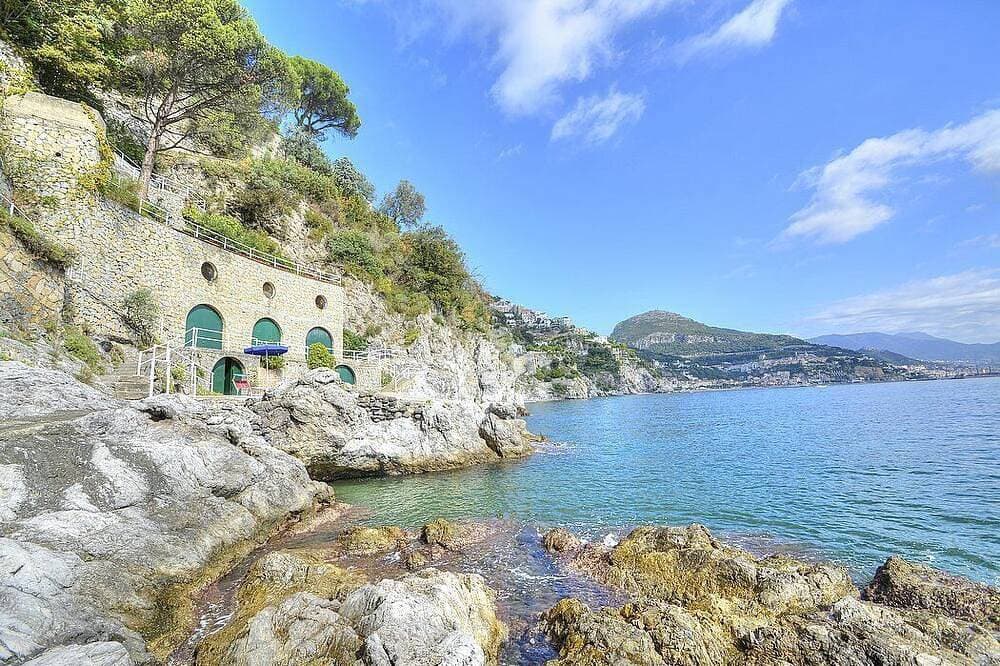Foto 9 von 30: Villa Teti: A bright three-story villa built sheer above the sea, with Free Wi-Fi.