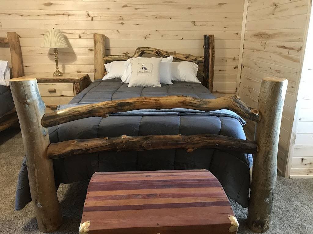 Foto 5 von 37: Cozy Cabin with wrap around porch