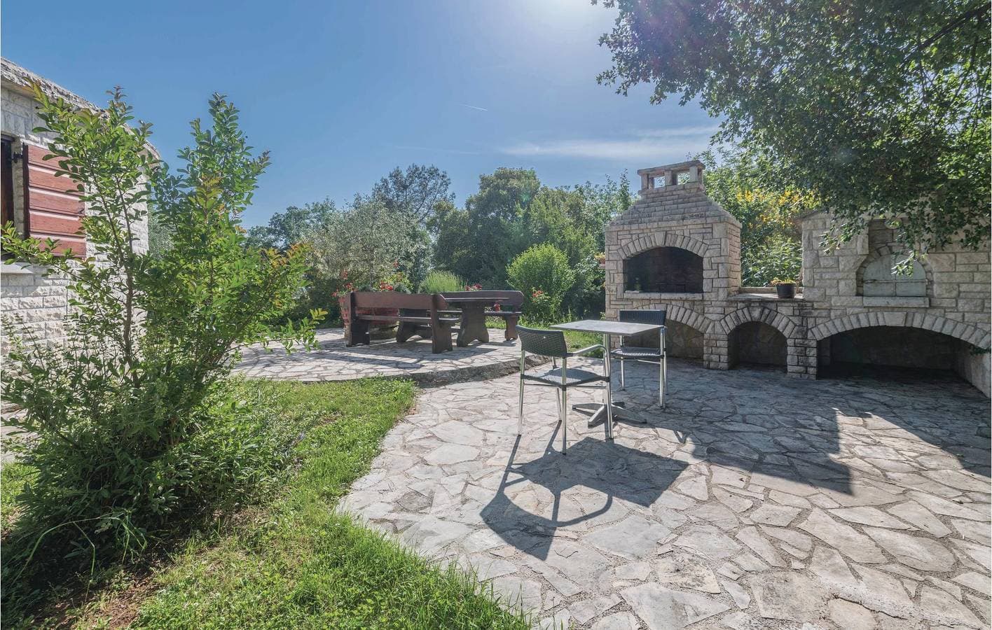 Foto 10 von 32: Reizende Ferienwohnung mit Pool, Terrasse und WLAN in der Nähe von Manjadvorci