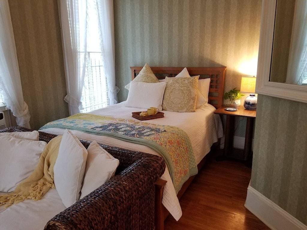 Foto 5 von 18: Private Garden, Jacuzzi Tub, Fireplace, In-Cottage Breakfast & Walking Distance to SoMa Are Just the Beginning!