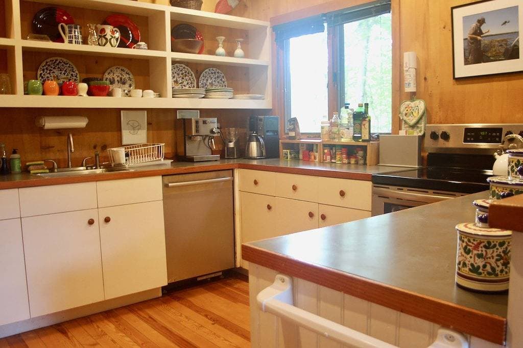 Foto 11 von 29: Waterfront Sommer Home mit Sea Breezes, Sonnenuntergänge, und Schwimmen von den Felsen