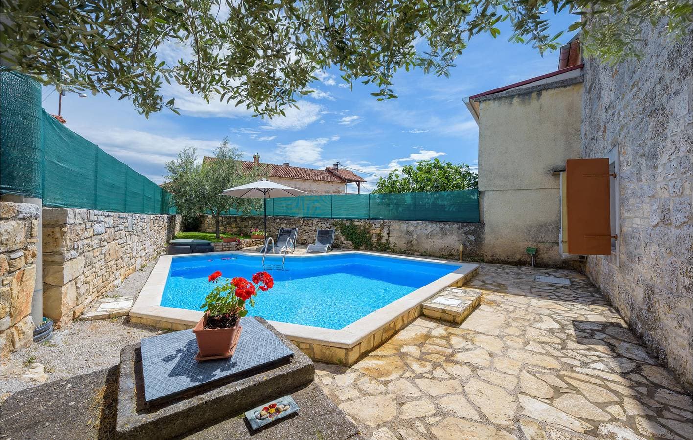 Foto 7 von 31: Geräumige 120 m² große Wohnung mit Terrasse, WLAN und Garage in der Nähe des Zentrums von Anzici