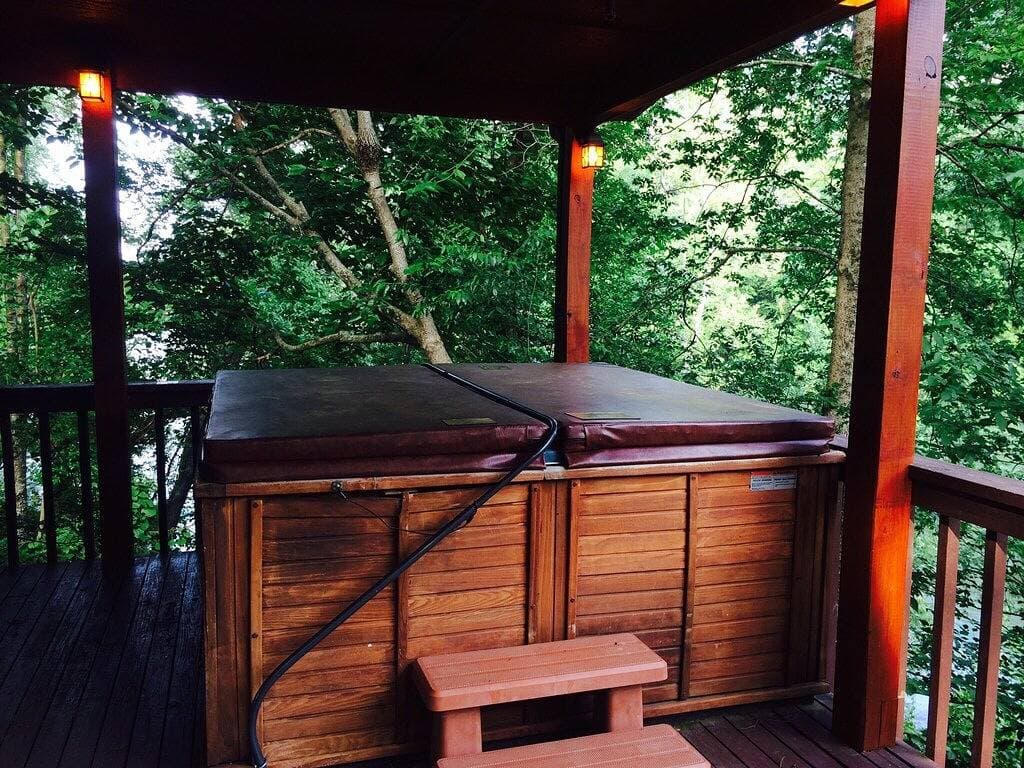 Foto 3 von 25: Kleines rotes Baumhaus auf dem kleinen roten Fluss auf 8 privaten Morgen mit großem Dock