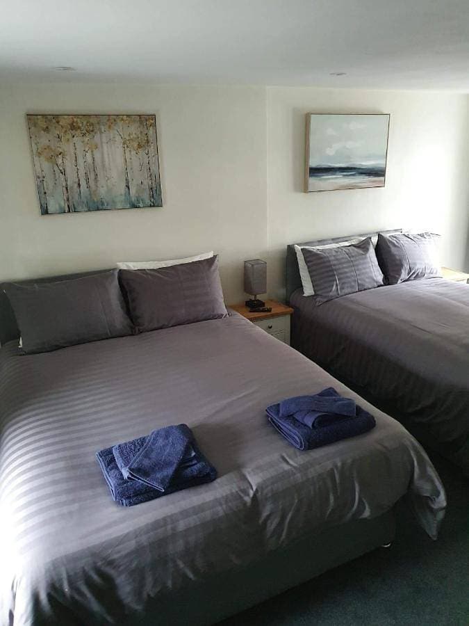 Foto 2 von 6: Family Room with Private Bathroom
