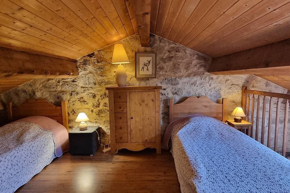 Foto 2 von 6: Vacation rental in a 19th-century farmhouse, exposed stone walls, pool, large wooded property