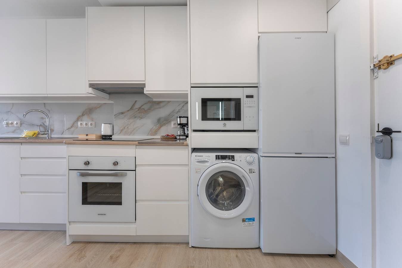 Foto 8 von 23: Studio 'Benal Beach Sea View' mit Gemeinschaftspool, WLAN und Klimaanlage