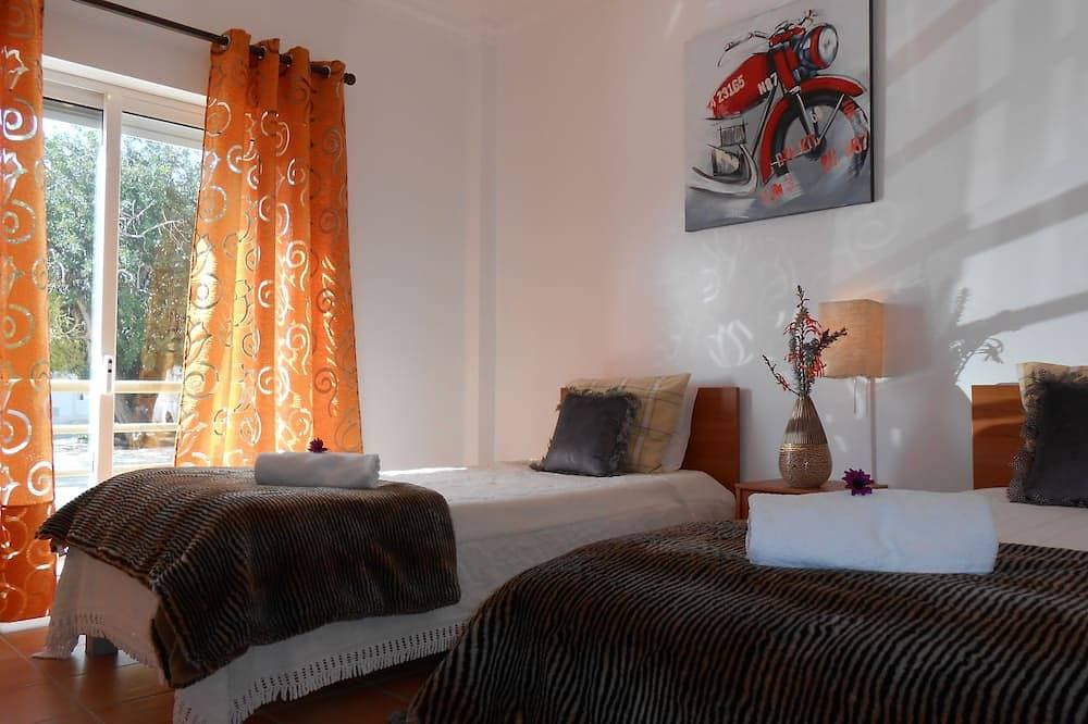 Foto 5 von 21: Geräumige 2 Schlafzimmer Apt mit Air - Con, Swimmingpool, sehr nahe am Strand.