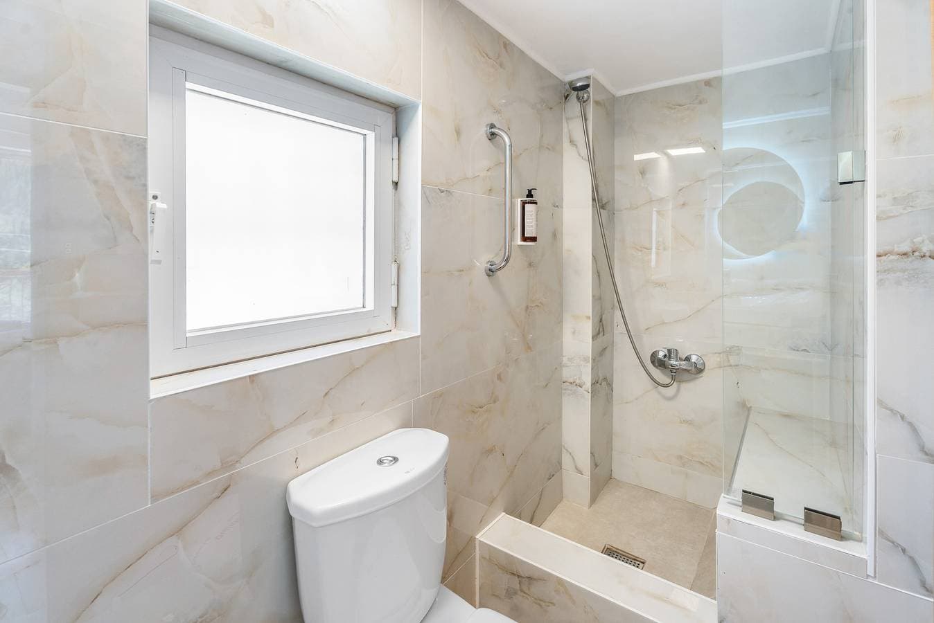 Foto 12 von 33: Apartment 'Doliva Anthi' mit privatem Whirlpool, Bergblick, WLAN und Klimaanlage