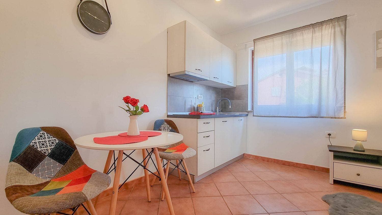 Modernes Studio-Apartment mit Whirlpoolbadewanne, Terrasse, Privatparkplatz 1