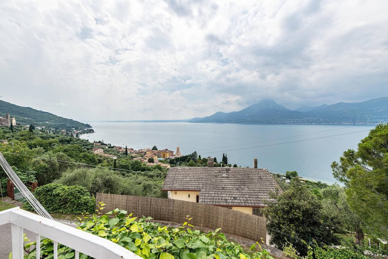 Foto 13 von 24: Ferienwohnung 'Villa Verde' mit Blick auf den See, Gemeinschaftspool und Klimaanlage