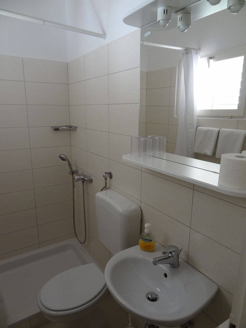 Foto 8 von 13: 2-Zimmer-Ferienwohnung mit Terrasse und Meerblick Rab A-16359-a