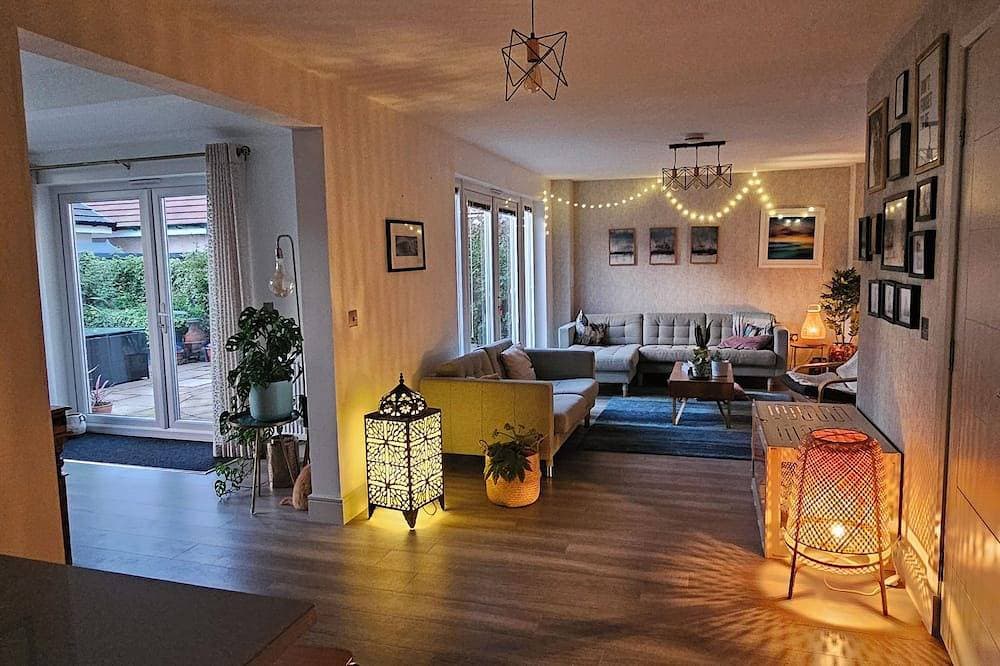 Foto 4 von 12: 5 mins to the sea and golf course! Family sized home with cathedral window...
