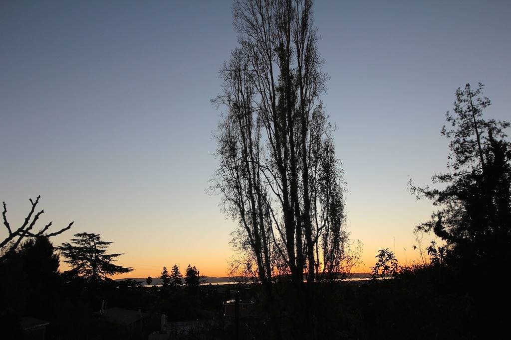 Foto 2 von 32: A peaceful, comfortable Oakland retreat with panoramic San Francisco Bay views
