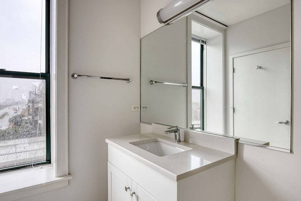 Foto 4 von 18: Tasteful South Loop 1Br nr L & Grant Park, by Blueground